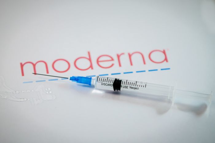 Великобритания первой в мире одобрила вакцину Moderna против «Омикрона»